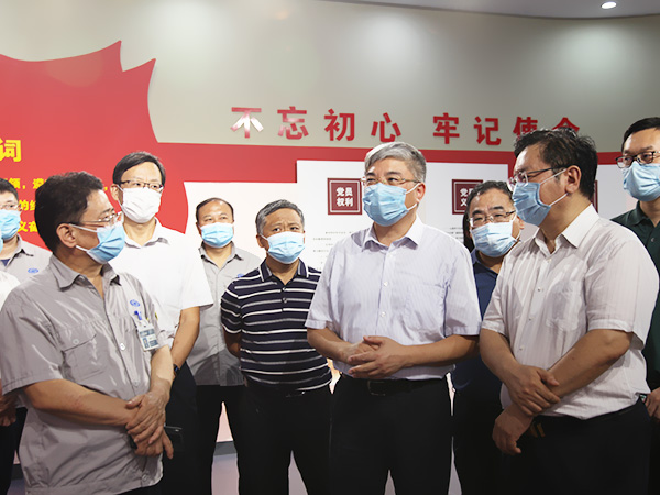 2020年9月3日下午，商務(wù)部自貿(mào)區(qū)港司唐文弘司長(zhǎng)率調(diào)研組一行赴盛華集團(tuán)就河北自貿(mào)試驗(yàn)區(qū)正定片區(qū)建設(shè)情況進(jìn)行考察調(diào)研。省商務(wù)廳廳長(zhǎng)、省自貿(mào)試驗(yàn)區(qū)推進(jìn)工作領(lǐng)導(dǎo)小組辦公室主任張鋒、綜保區(qū)黨工委書記、管委會(huì)主任，正定縣委副書記陳振居、正定高新區(qū)黨工委書記、管委會(huì)主任索偉華陪同調(diào)研。